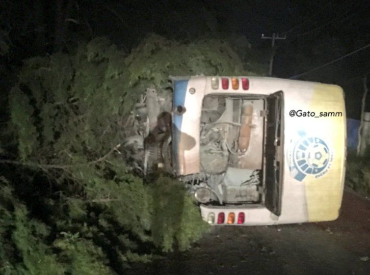 Vuelca autobús de Reboceros de La Piedad en Morelos