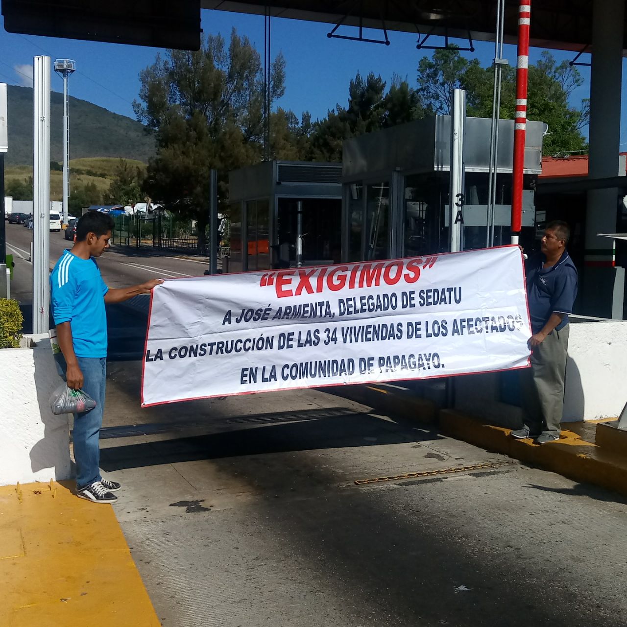 Manifestantes bloquean Autopista del Sol