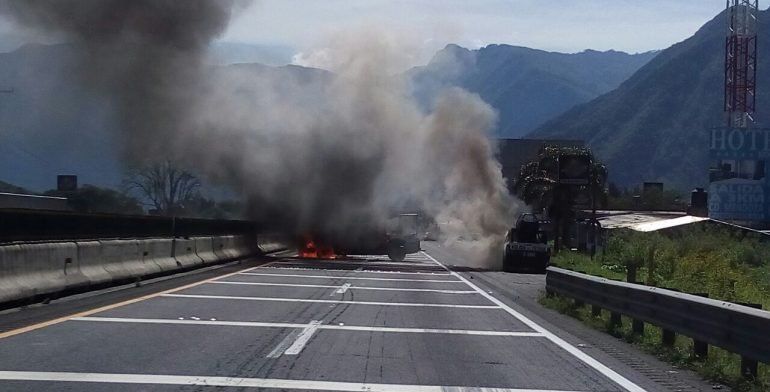 Delincuentes queman patrullas y bloquean autopista Puebla-Córdoba