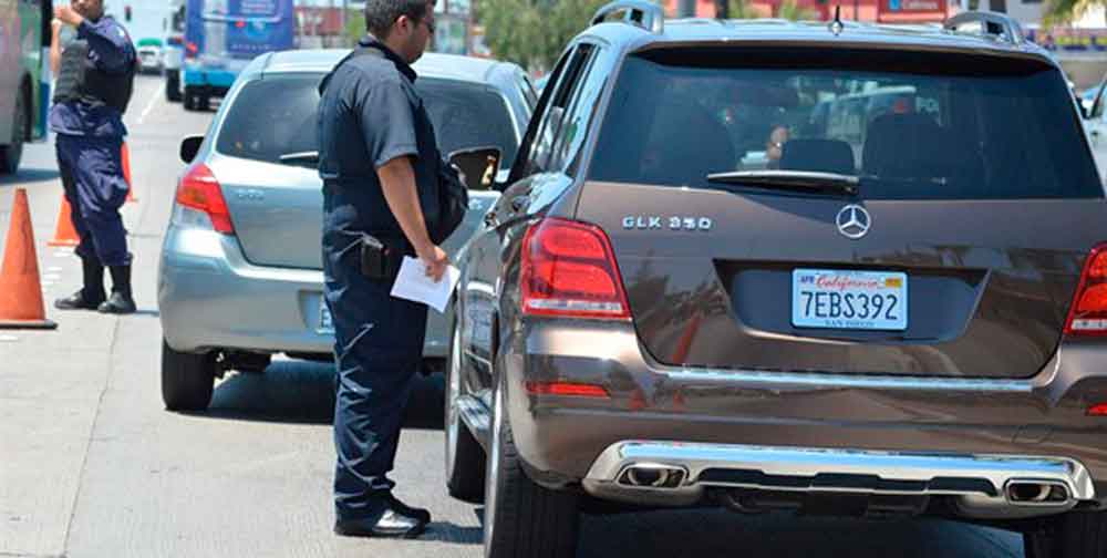 SAT alerta sobre engomados y placas apócrifos para autos ilegales - autos-chocolate