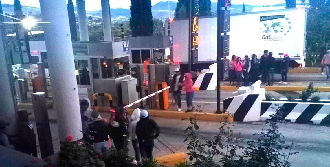 Maestros de la CNTE toman caseta de cobro en Oaxaca - bloqueo-oaxaca
