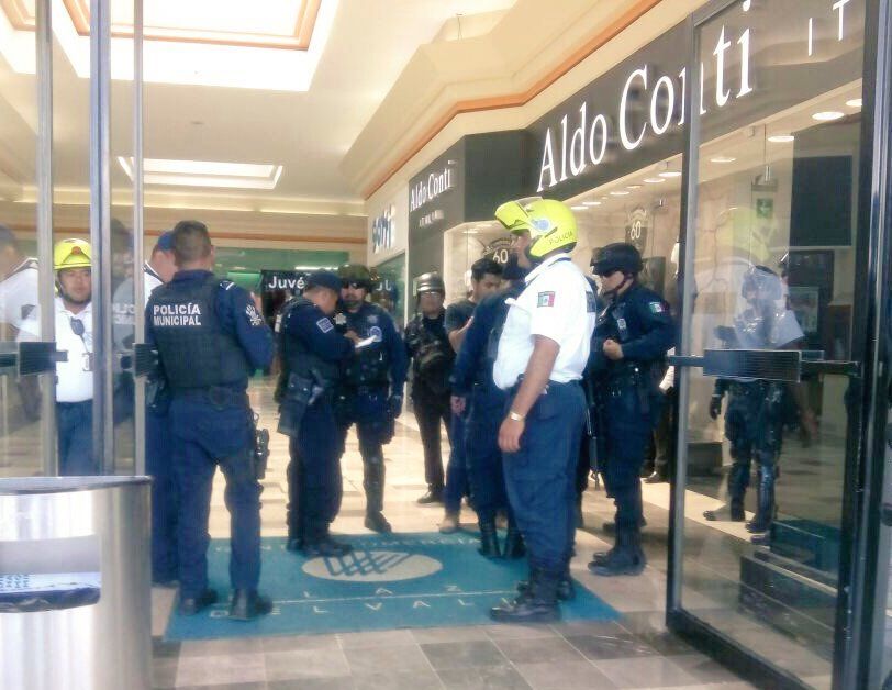 Desalojan plaza comercial por falsa amenaza de bomba en Oaxaca