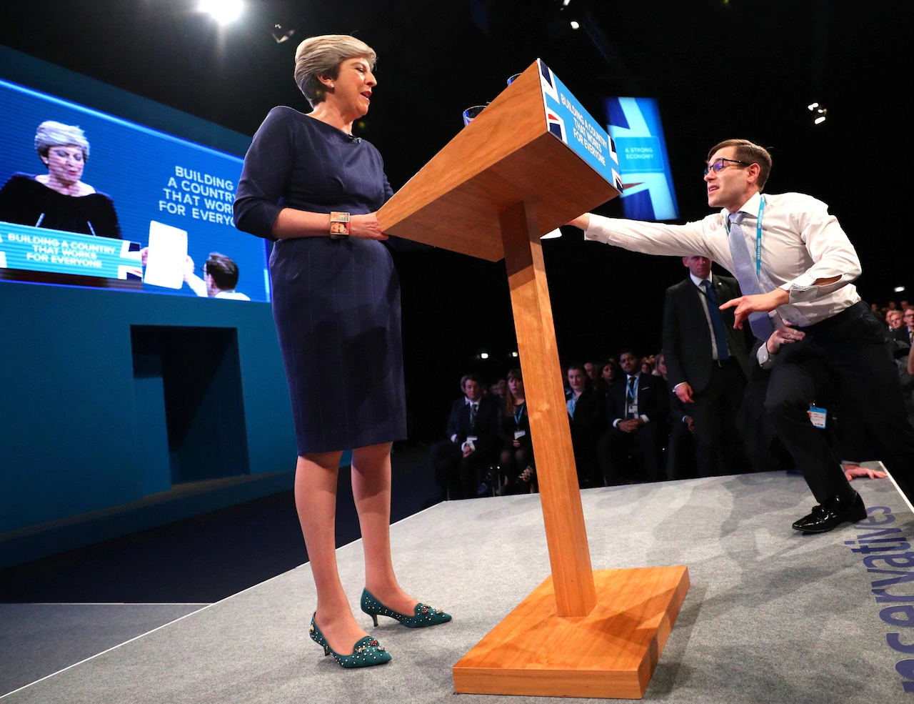 Theresa May no paró de toser durante discurso clave - brodkin-may