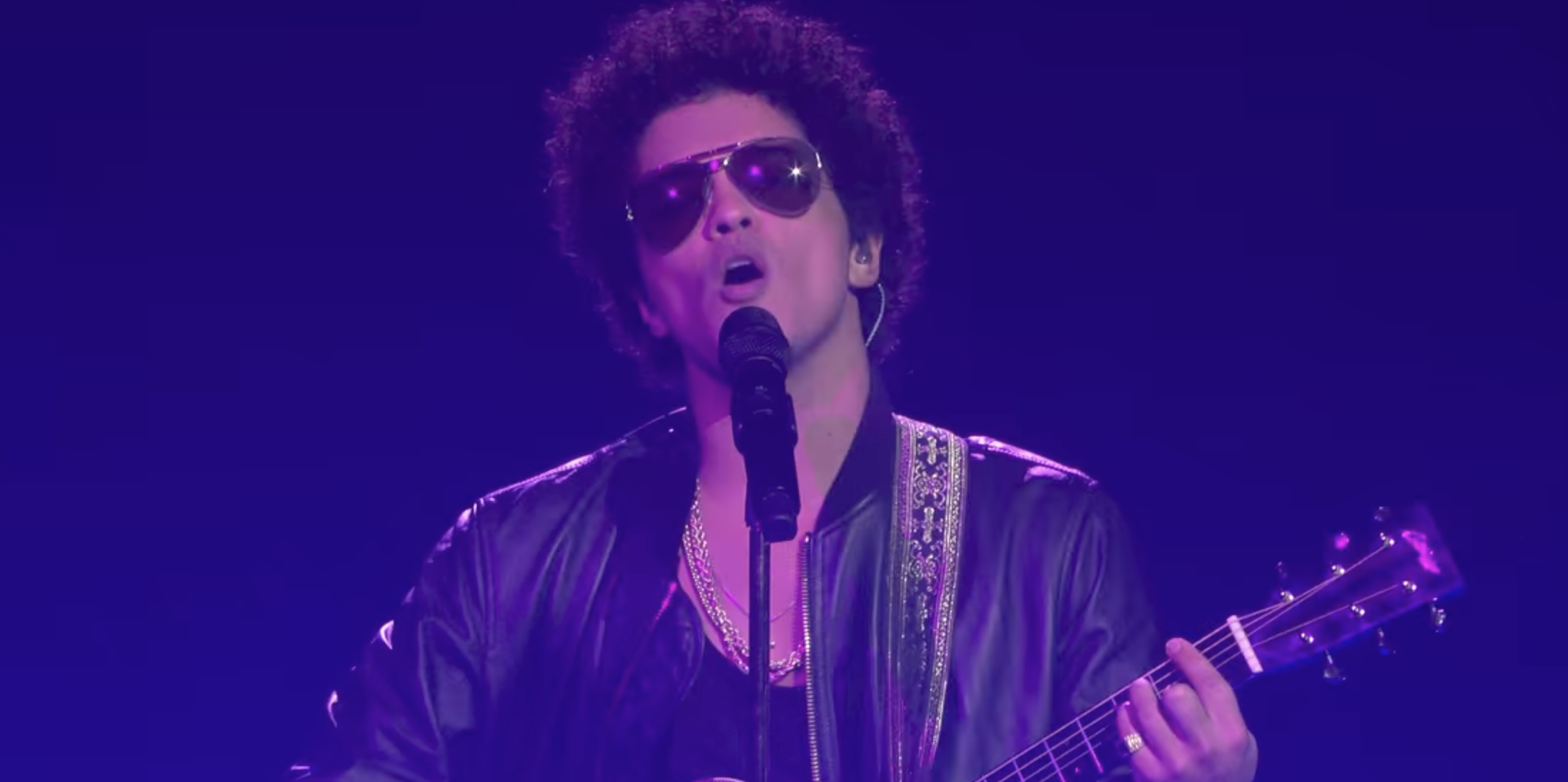 #Video Bruno Mars canta en español a favor de México y Puerto Rico