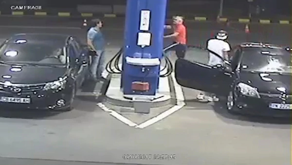 #Video Hombre rocía con extinguidor a joven que fumaba en gasolinera - bulgaria-2