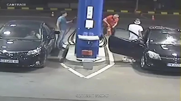 #Video Hombre rocía con extinguidor a joven que fumaba en gasolinera