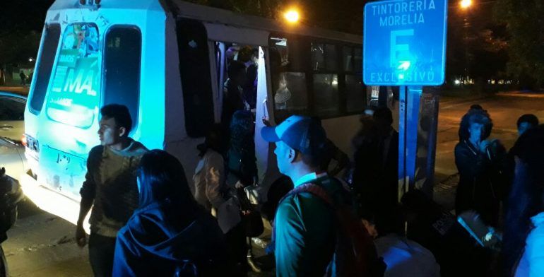 Arrojan gas pimienta al interior de camión en Morelia - camion-morelia