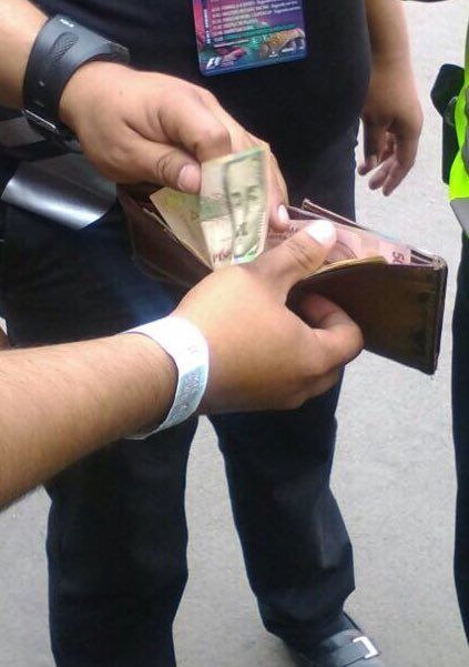 Policías encuentran cartera y la devuelven a su dueño en la F1 - cartera-recuperada