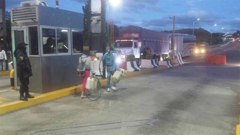 Normalistas toman caseta en autopista de Oaxaca