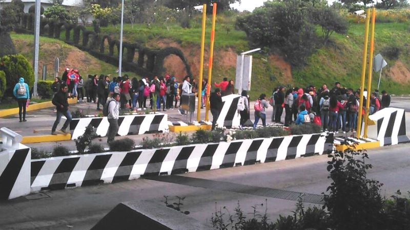 Maestros de la CNTE toman caseta de cobro en Oaxaca
