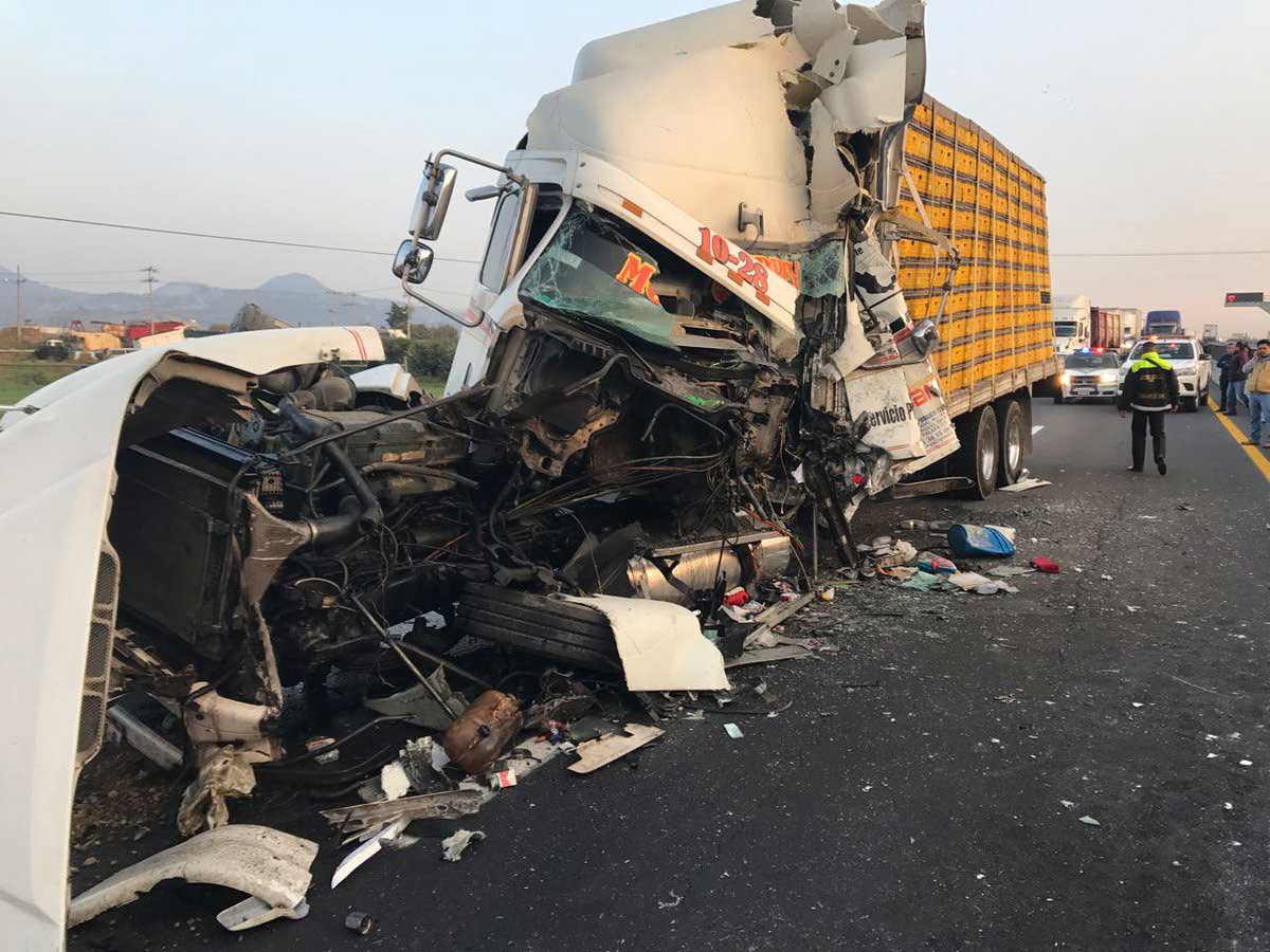Choca tráiler cargado de gallinas en el Circuito Exterior Mexiquense - cem-1