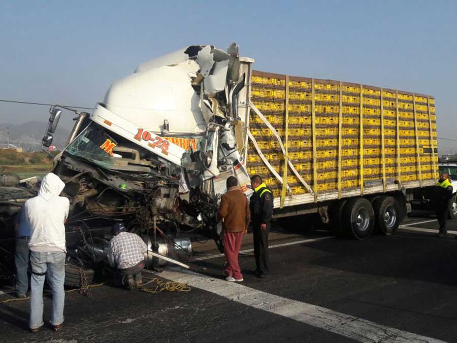 Choca tráiler cargado de gallinas en el Circuito Exterior Mexiquense