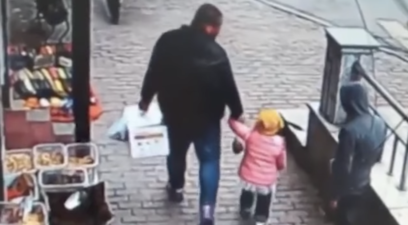 #Video Hombre intenta secuestrar a menor de las manos de su padre