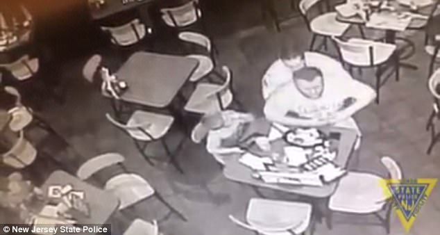 Policía fuera de servicio salva a hombre de morir atragantado