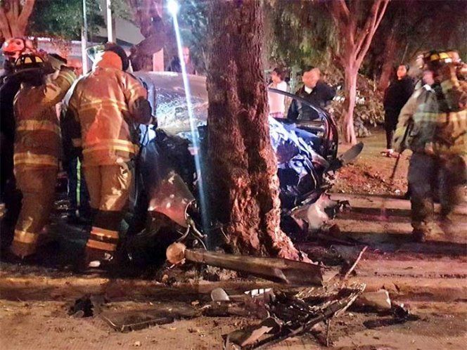 Muere pareja tras chocar con árbol en Churubusco - choque-iztapalapa1