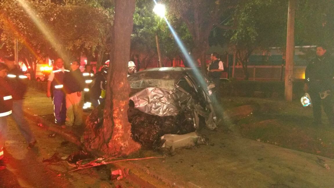 Muere pareja tras chocar con árbol en Churubusco