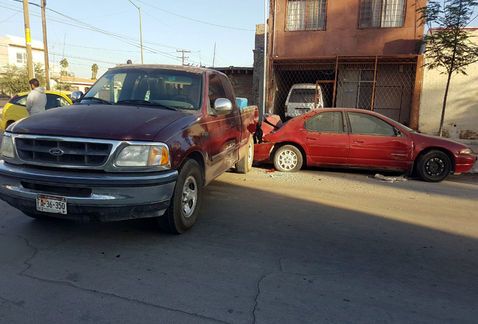 Choque deja varios vehículos dañados en Coahuila