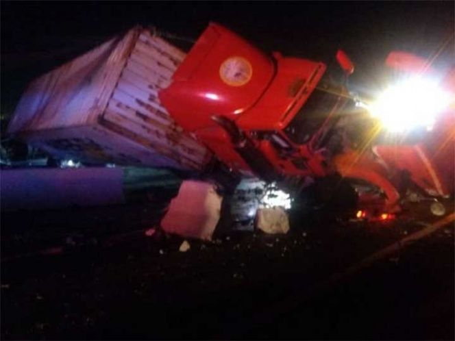 Tráiler vuelca en Circuito Exterior Mexiquense