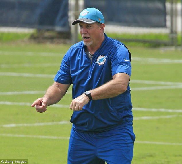 Coach de los Dolphins renuncia tras video inhalando polvo blanco - coach-miami