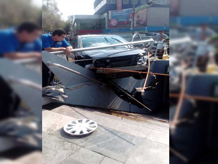 Choca contra las instalaciones del Metro Doctores - coche-3