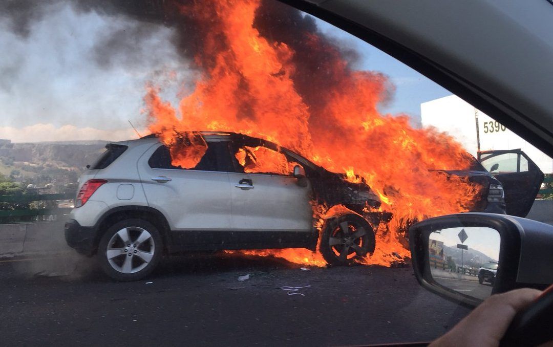 Se incendia vehículo en Viaducto Bicentenario