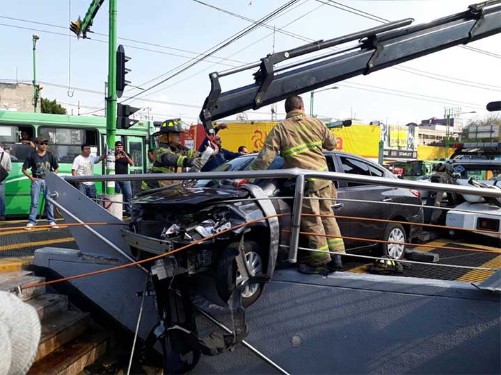 Choca contra las instalaciones del Metro Doctores