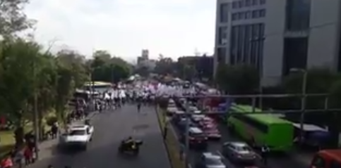 Manifestantes bloquean Avenida Constituyentes
