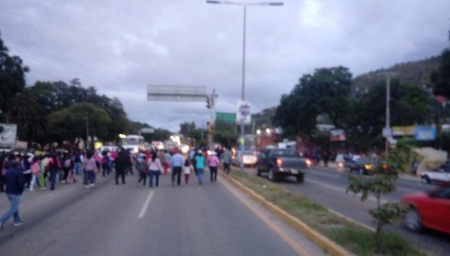 Bloquean para pedir demolición de escuela en riesgo en Oaxaca