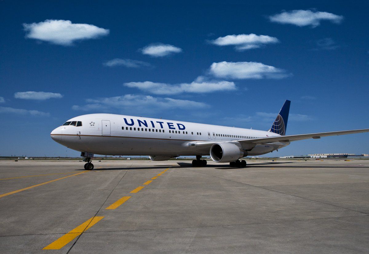Demandan a United tras incidente con pasajero ebrio