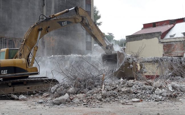 Prevén concluir hoy demolición de primer edificio en Benito Juárez - demolicion-edificio-del-valle