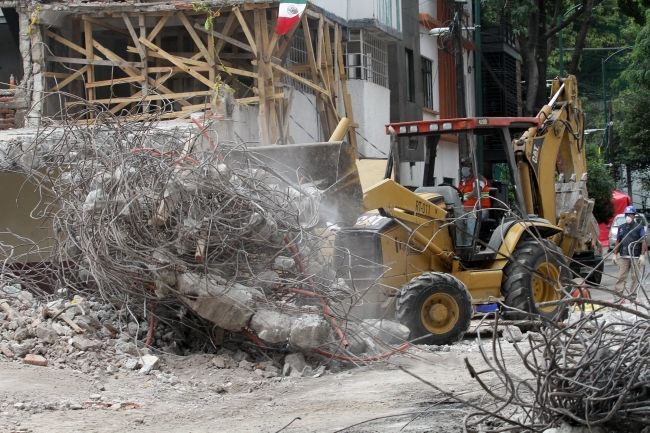 Prevén concluir hoy demolición de primer edificio en Benito Juárez - demolicion-edificio-del-valle1