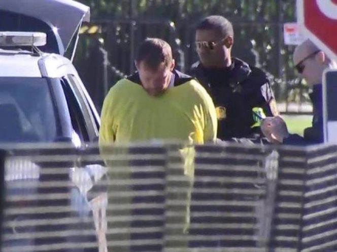 Detienen a hombre disfrazado de Pikachu por saltar cerca de Casa Blanca - detenido-pikachu-casa-blanca