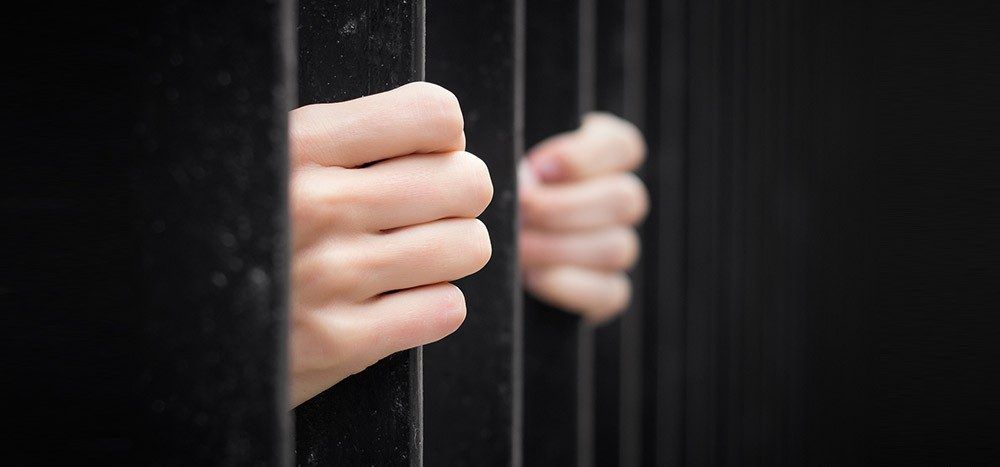 Hombre espera su turno para asaltar banco en Alicante