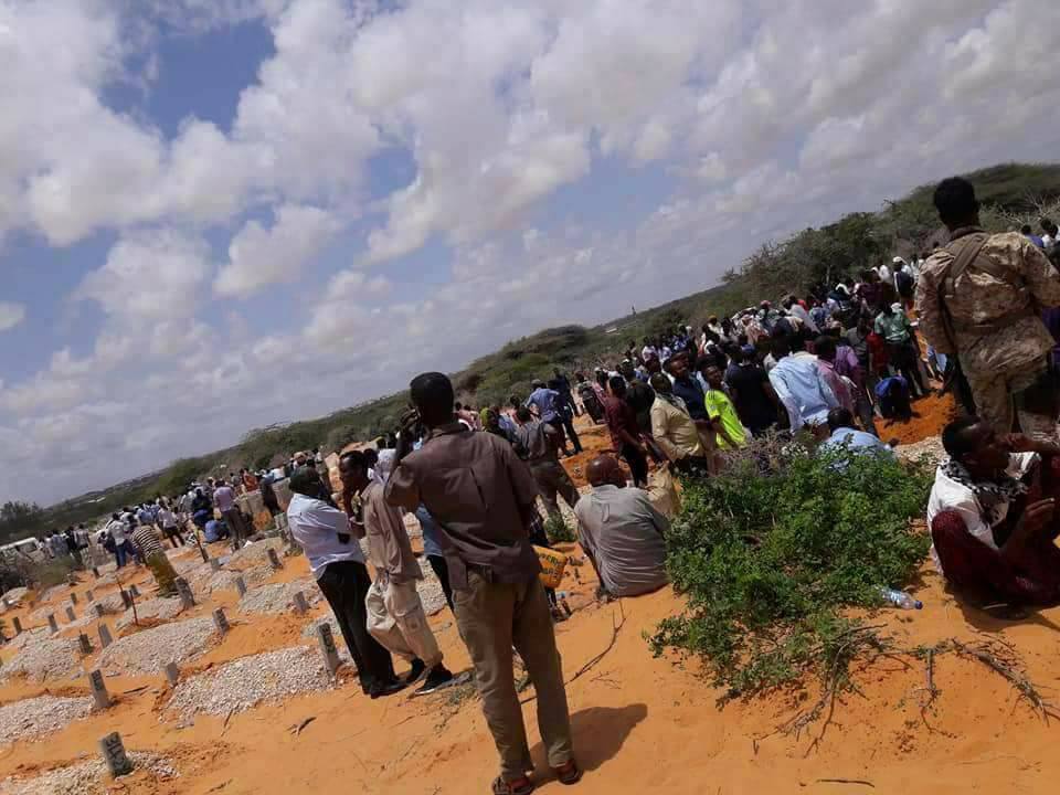 Somalíes despiden a víctimas de ataque terrorista - entierro-somalia