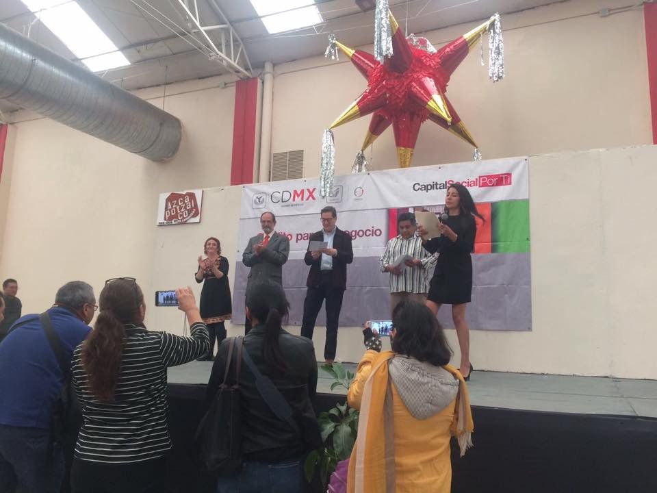 Entrega gobierno capitalino apoyos a negocios afectados por sismo - entrega-creditos-Salomón-Chertorivski‏