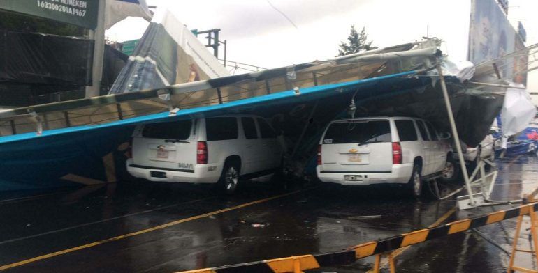 Caen espectaculares sobre vehículos en el AICM - espectacular