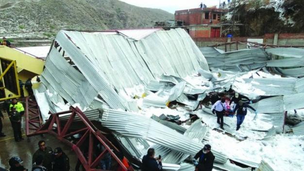 Mueren dos estudiantes tras desplome de techo en Bolivia
