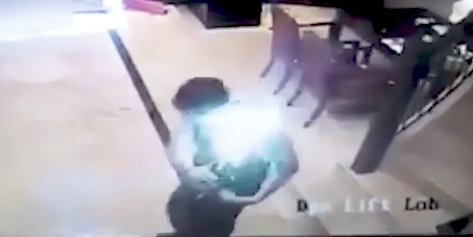 #Video Explota celular en bolsillo de hombre en Indonesia