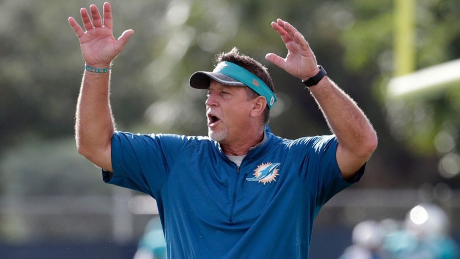 Coach de los Dolphins renuncia tras video inhalando polvo blanco Coach de los Dolphins renuncia tras video inhalando polvo blanco