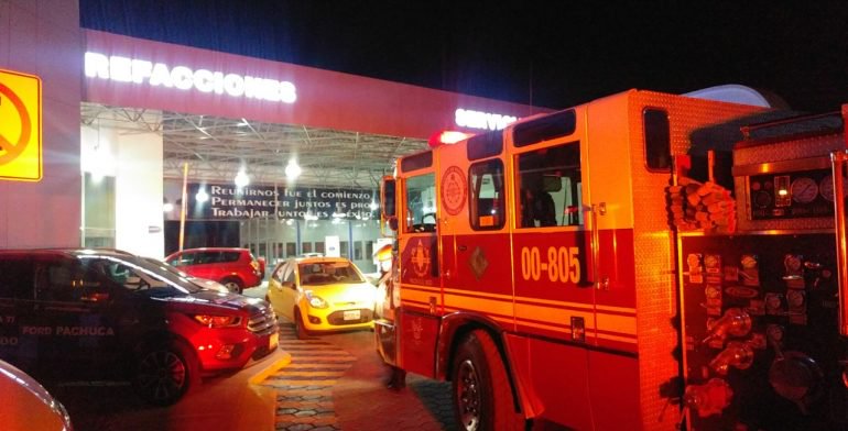 Pirotecnia provoca explosión en agencia de Ford en Pachuca