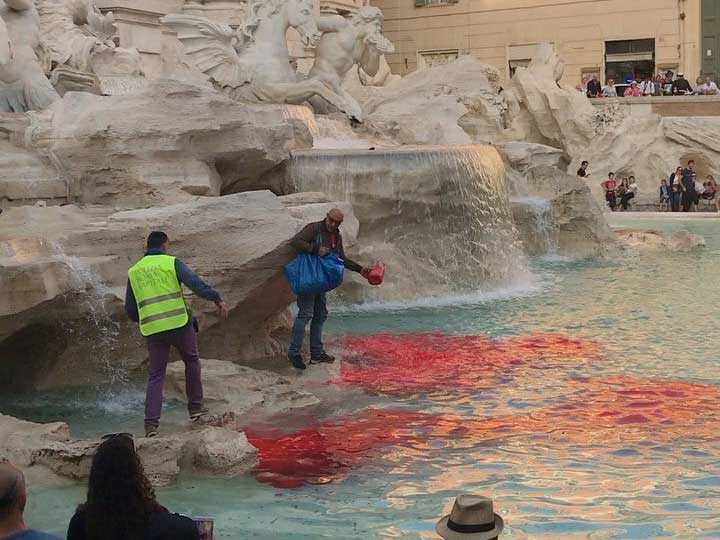 Arrojan pintura roja a la Fontana di Trevi
