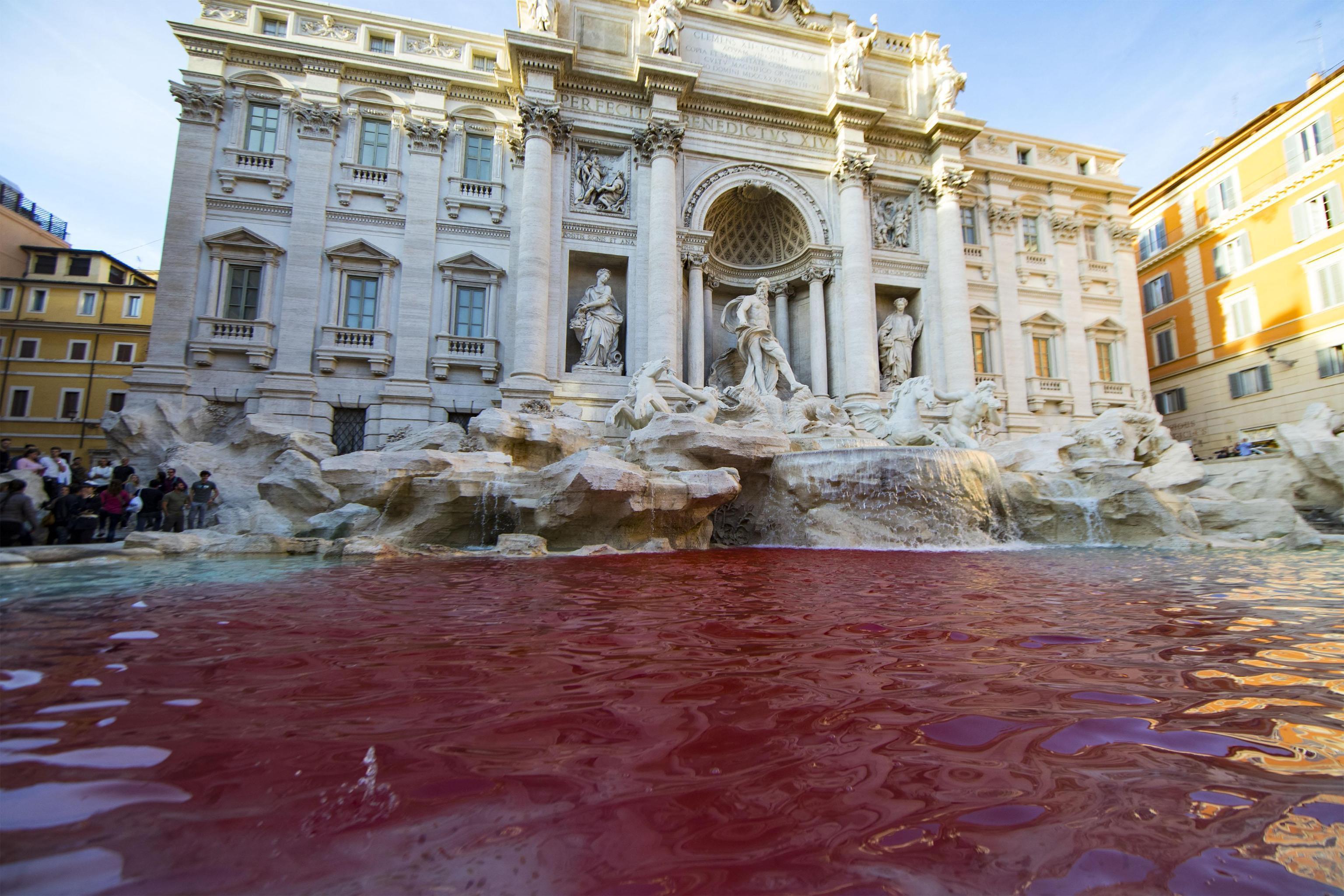 Arrojan pintura roja a la Fontana di Trevi - fuente-de-trevi