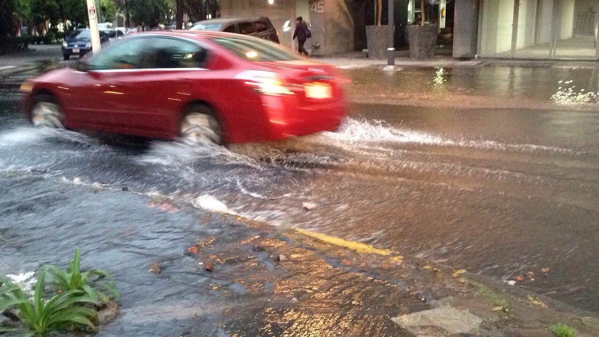 Fuga de agua provoca inundación en Polanco - fuga-de-agua-polanco-2