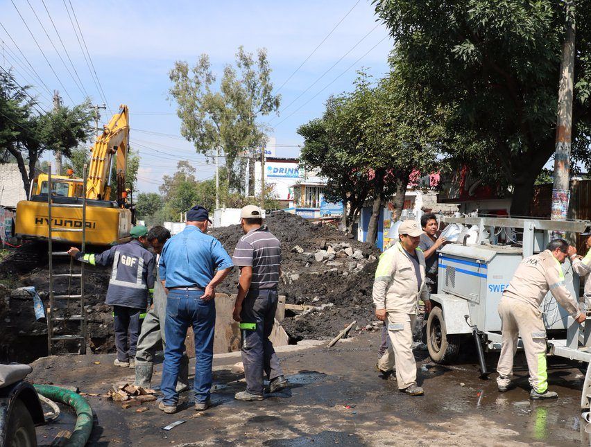 Reparan fuga de agua que afectaba a miles en Xochimilco - fuga-xochi-e1508354925998