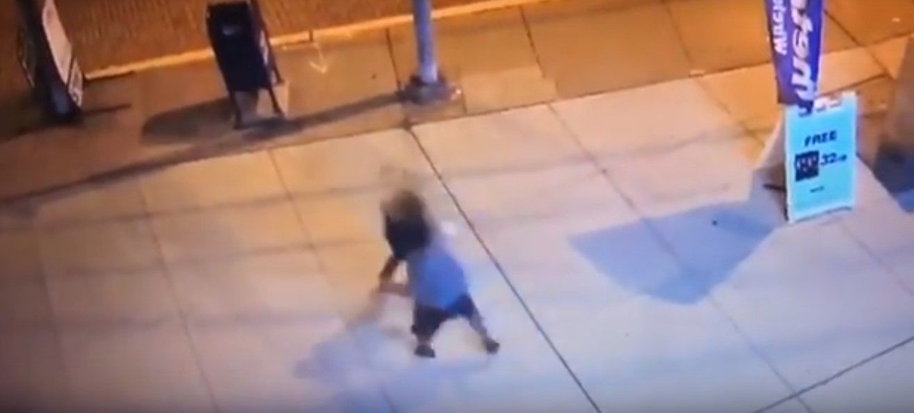 #Video Testigos deciden tomar fotos en vez de ayudar a mujer golpeada