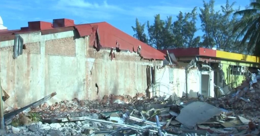 Continúa demolición del Hospital General de Juchitán