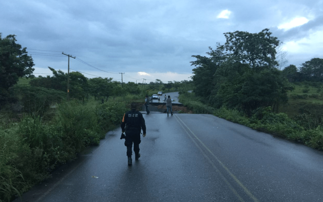 Cierran carretera Ciudad Alemán-Sayula por hundimiento en Oaxaca - hundimiento-en-carretera-ciudad-aleman-sayula-oaxaca-2