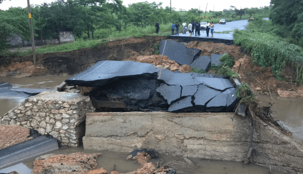 Cierran carretera Ciudad Alemán-Sayula por hundimiento en Oaxaca - hundimiento-en-carretera-ciudad-aleman-sayula-oaxaca
