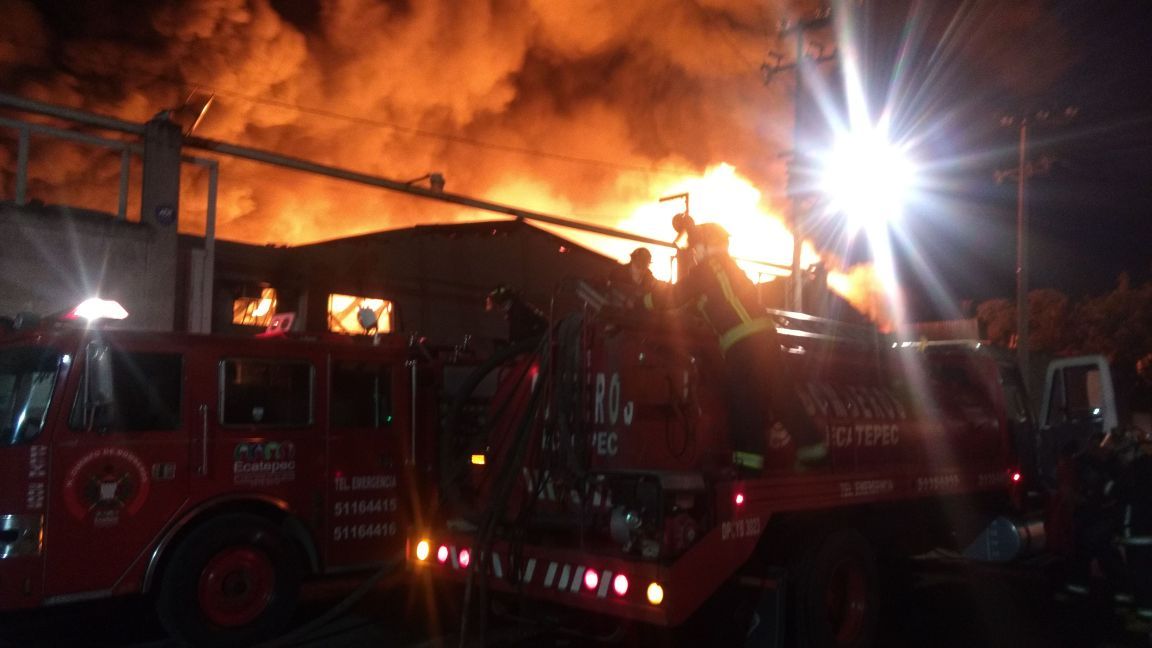 Controlan incendio en bodega de Ecatepec
