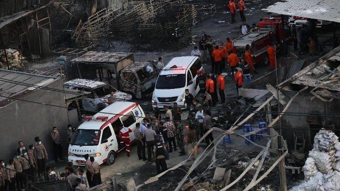 Incendio en fábrica de fuegos artificiales deja 47 muertos en Indonesia